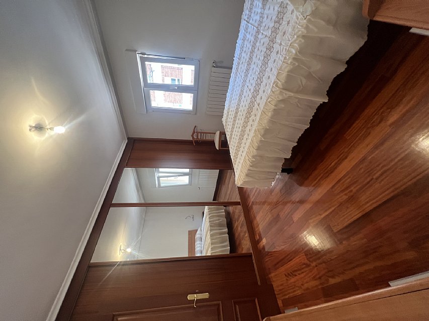 Piso de 138 metros, con ascensor, 4 habitaciones dobles, salón con balcon y 2 baños con ventana en el centro de Santander. 