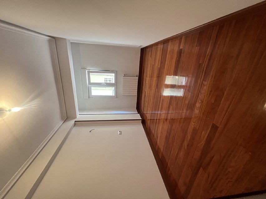 Piso de 138 metros, con ascensor, 4 habitaciones dobles, salón con balcon y 2 baños con ventana en el centro de Santander. 