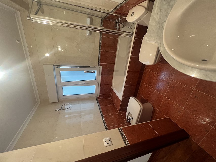 Piso de 138 metros, con ascensor, 4 habitaciones dobles, salón con balcon y 2 baños con ventana en el centro de Santander. 