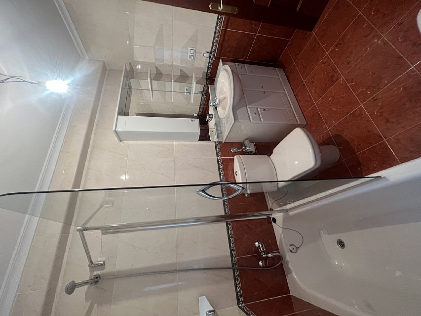 Piso de 138 metros, con ascensor, 4 habitaciones dobles, salón con balcon y 2 baños con ventana en el centro de Santander. 