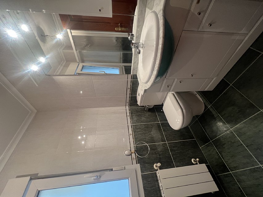 Piso de 138 metros, con ascensor, 4 habitaciones dobles, salón con balcon y 2 baños con ventana en el centro de Santander. 