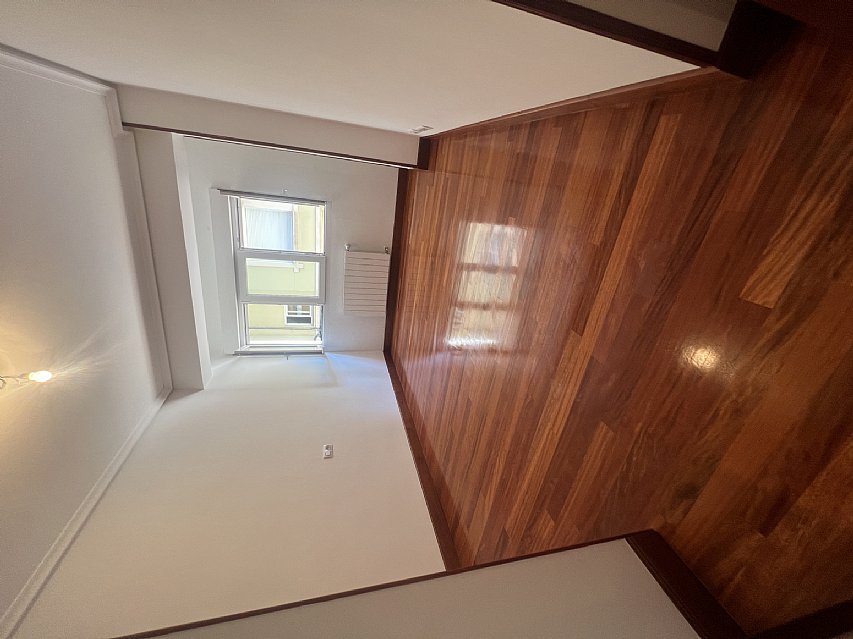 Piso de 138 metros, con ascensor, 4 habitaciones dobles, salón con balcon y 2 baños con ventana en el centro de Santander. 