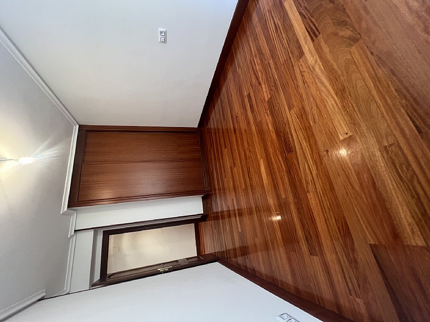 Piso de 138 metros, con ascensor, 4 habitaciones dobles, salón con balcon y 2 baños con ventana en el centro de Santander. 