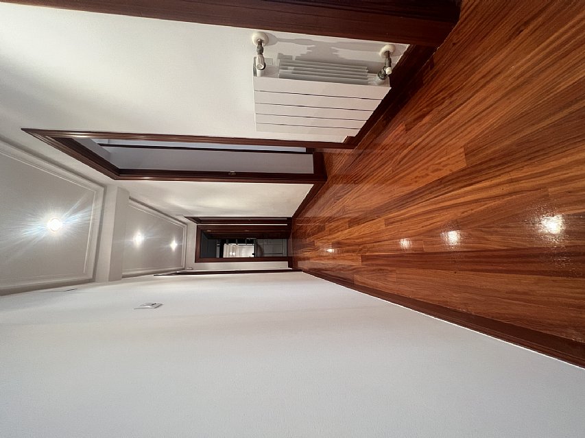 Piso de 138 metros, con ascensor, 4 habitaciones dobles, salón con balcon y 2 baños con ventana en el centro de Santander. 