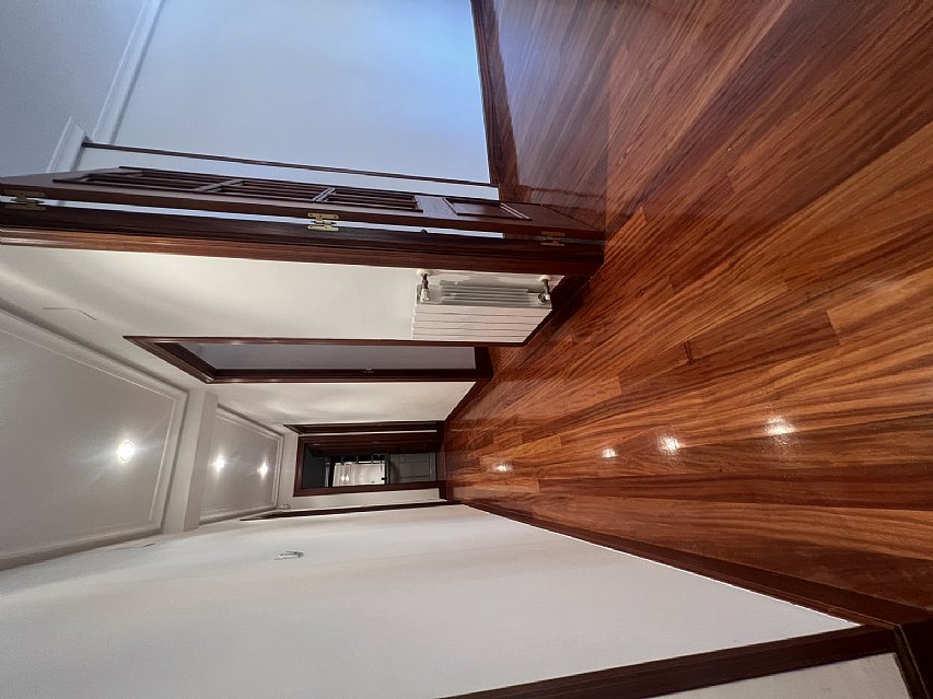 Piso de 138 metros, con ascensor, 4 habitaciones dobles, salón con balcon y 2 baños con ventana en el centro de Santander. 