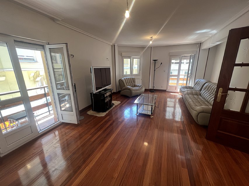Piso de 138 metros, con ascensor, 4 habitaciones dobles, salón con balcon y 2 baños con ventana en el centro de Santander. 