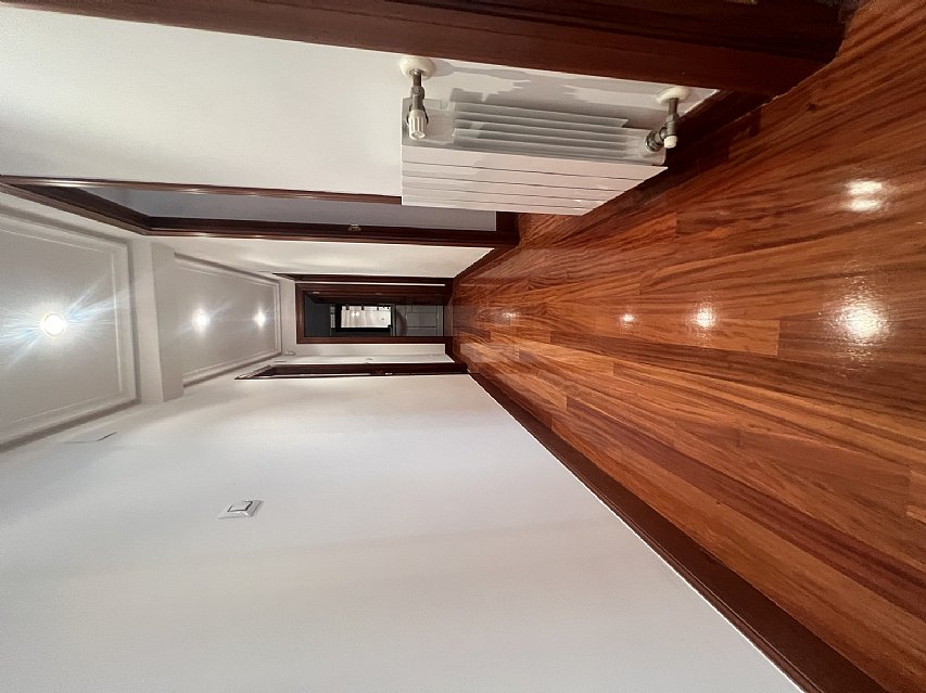 Piso de 138 metros, con ascensor, 4 habitaciones dobles, salón con balcon y 2 baños con ventana en el centro de Santander. 