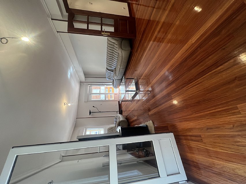 Piso de 138 metros, con ascensor, 4 habitaciones dobles, salón con balcon y 2 baños con ventana en el centro de Santander. 