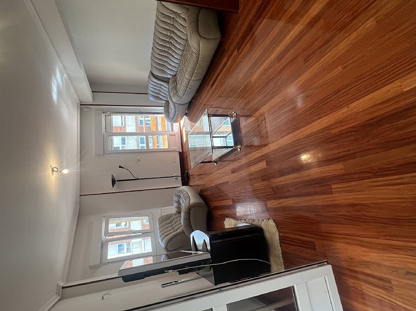 Piso de 138 metros, con ascensor, 4 habitaciones dobles, salón con balcon y 2 baños con ventana en el centro de Santander. 