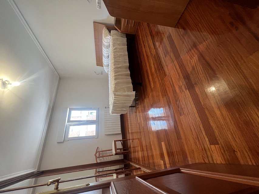 Piso de 138 metros, con ascensor, 4 habitaciones dobles, salón con balcon y 2 baños con ventana en el centro de Santander. 