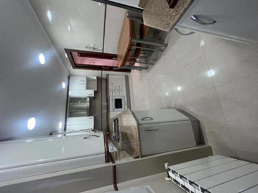 Piso de 138 metros, con ascensor, 4 habitaciones dobles, salón con balcon y 2 baños con ventana en el centro de Santander. 