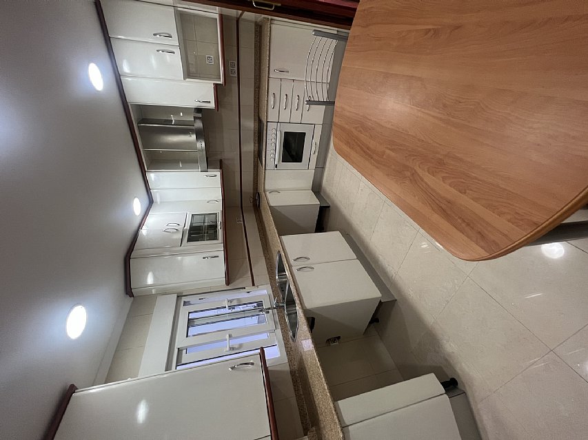 Piso de 138 metros, con ascensor, 4 habitaciones dobles, salón con balcon y 2 baños con ventana en el centro de Santander. 