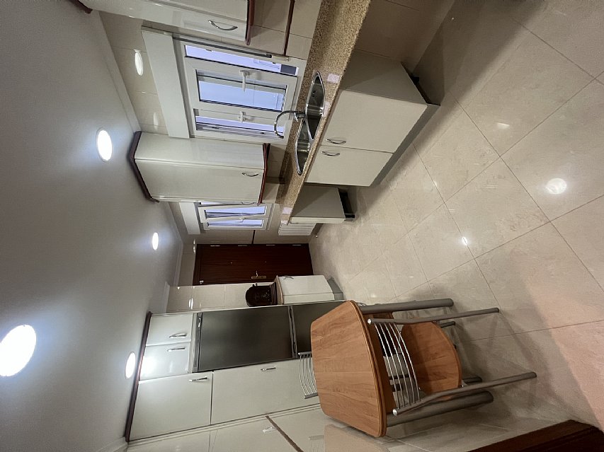 Piso de 138 metros, con ascensor, 4 habitaciones dobles, salón con balcon y 2 baños con ventana en el centro de Santander. 