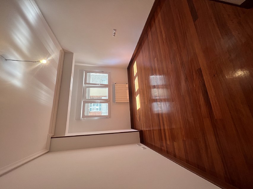 Piso de 138 metros, con ascensor, 4 habitaciones dobles, salón con balcon y 2 baños con ventana en el centro de Santander. 