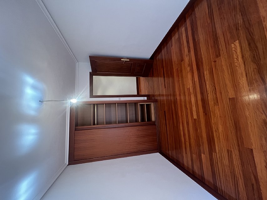 Piso de 138 metros, con ascensor, 4 habitaciones dobles, salón con balcon y 2 baños con ventana en el centro de Santander. 