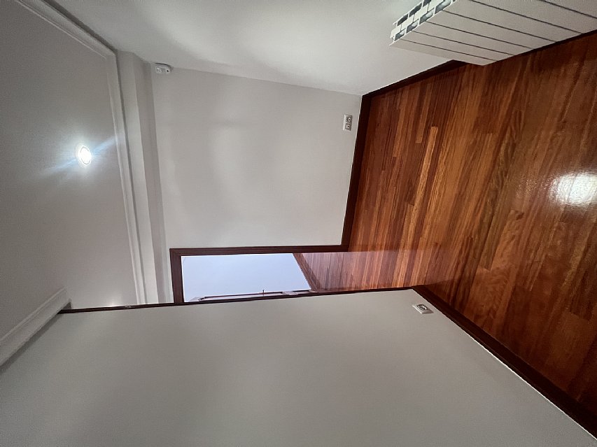 Piso de 138 metros, con ascensor, 4 habitaciones dobles, salón con balcon y 2 baños con ventana en el centro de Santander. 