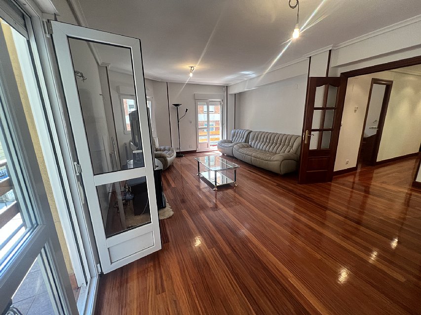 Piso de 138 metros, con ascensor, 4 habitaciones dobles, salón con balcon y 2 baños con ventana en el centro de Santander. 