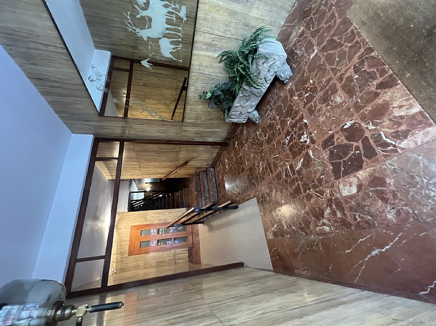 Piso de 138 metros, con ascensor, 4 habitaciones dobles, salón con balcon y 2 baños con ventana en el centro de Santander. 