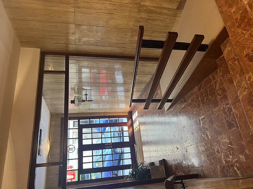 Piso de 138 metros, con ascensor, 4 habitaciones dobles, salón con balcon y 2 baños con ventana en el centro de Santander. 