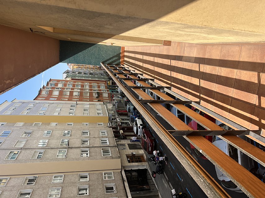 Piso de 138 metros, con ascensor, 4 habitaciones dobles, salón con balcon y 2 baños con ventana en el centro de Santander. 