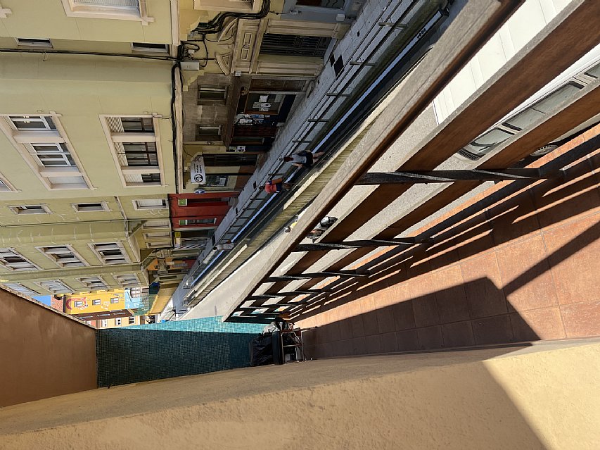 Piso de 138 metros, con ascensor, 4 habitaciones dobles, salón con balcon y 2 baños con ventana en el centro de Santander. 