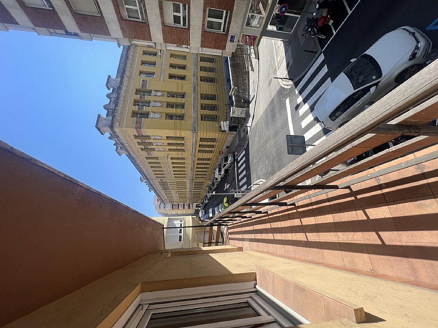 Piso de 138 metros, con ascensor, 4 habitaciones dobles, salón con balcon y 2 baños con ventana en el centro de Santander. 