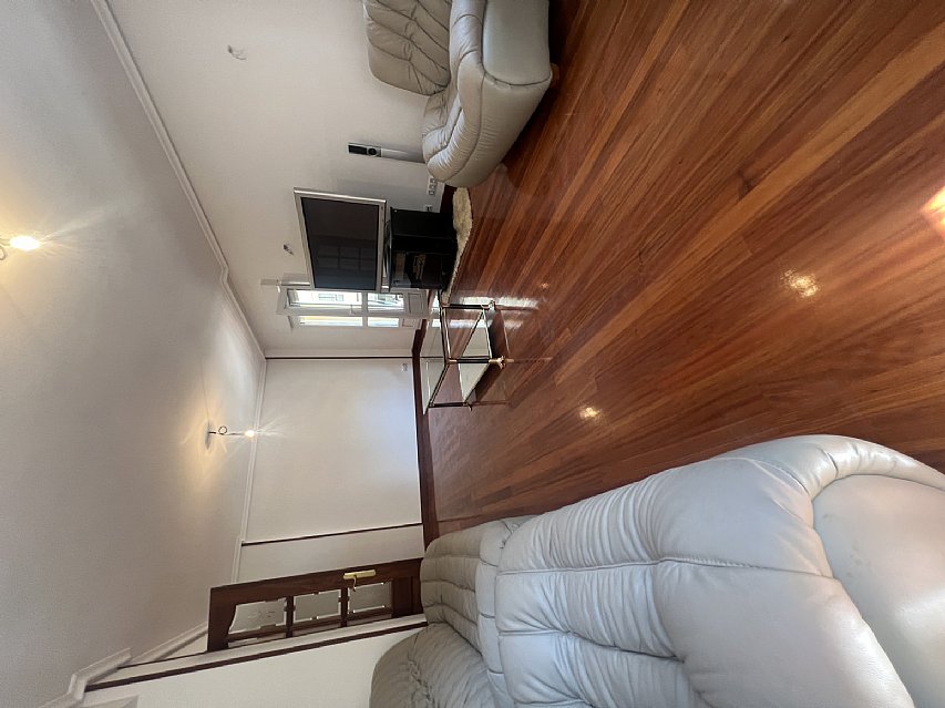 Piso de 138 metros, con ascensor, 4 habitaciones dobles, salón con balcon y 2 baños con ventana en el centro de Santander. 