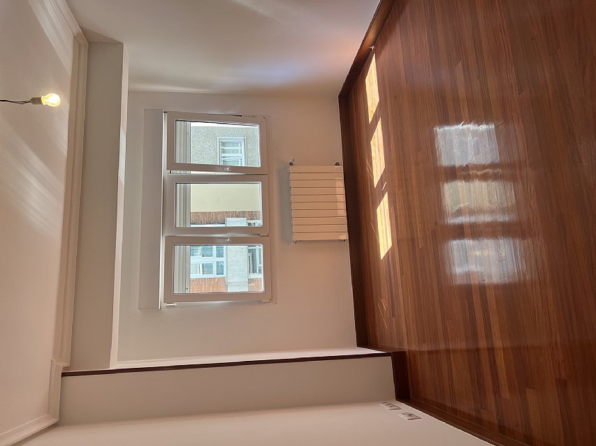 Piso de 138 metros, con ascensor, 4 habitaciones dobles, salón con balcon y 2 baños con ventana en el centro de Santander. 