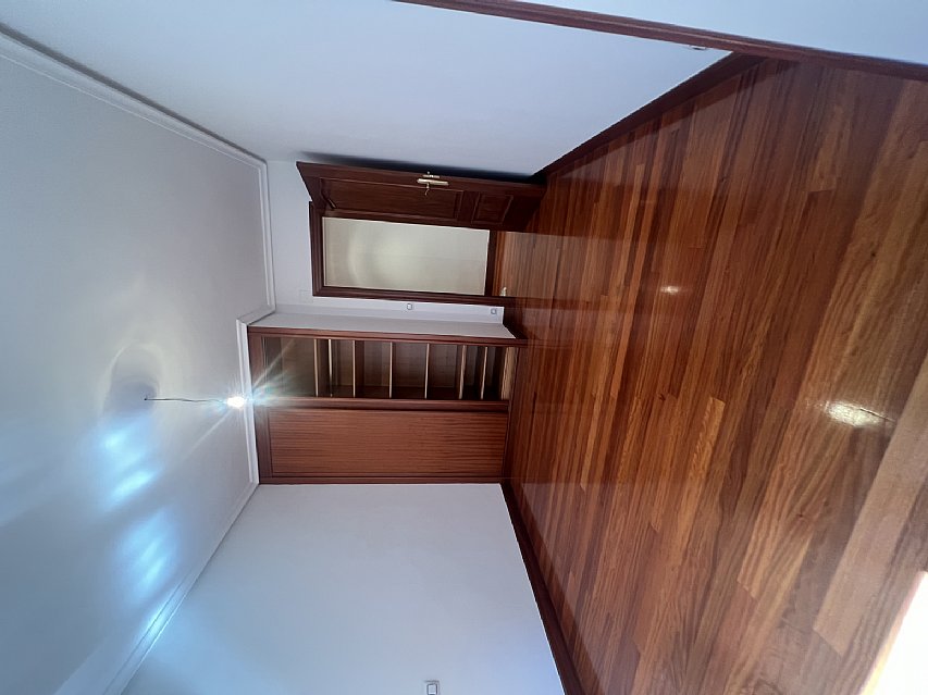 Piso de 138 metros, con ascensor, 4 habitaciones dobles, salón con balcon y 2 baños con ventana en el centro de Santander. 