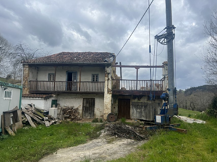 Conjunto de 2 chalets pareados con proyecto visado y licencia para reformar y con parcela de 2000 metros en plena naturaleza
