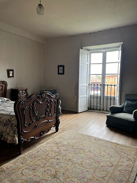 Conjunto de casas señoriales con finca urbana segregable y posibilidad de construir  