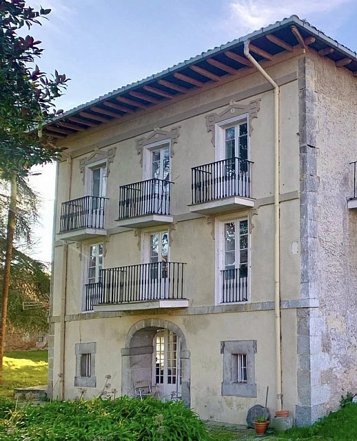 Conjunto de casas señoriales con finca urbana segregable y posibilidad de construir  