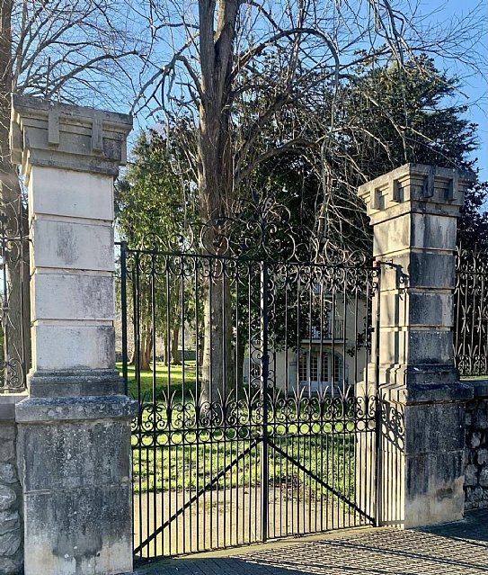 Conjunto de casas señoriales con finca urbana segregable y posibilidad de construir  