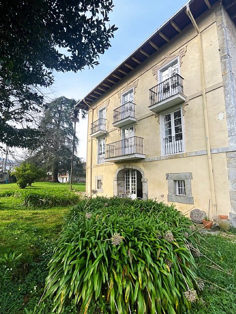 Conjunto de casas señoriales con finca urbana segregable y posibilidad de construir  