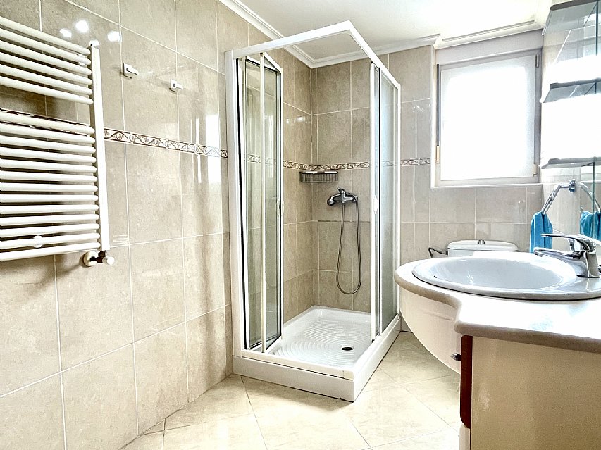 Chalet independiente con garaje y gran parcela en perfecto estado para entrar a vivir