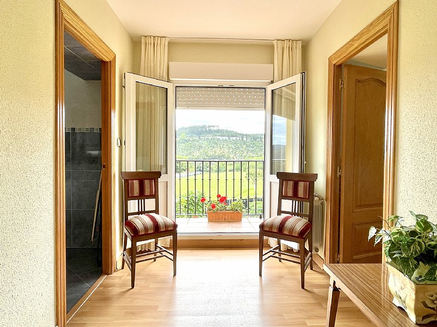 Chalet independiente con garaje y gran parcela en perfecto estado para entrar a vivir