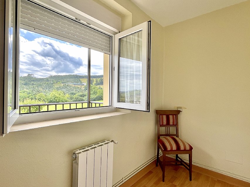 Chalet independiente con garaje y gran parcela en perfecto estado para entrar a vivir