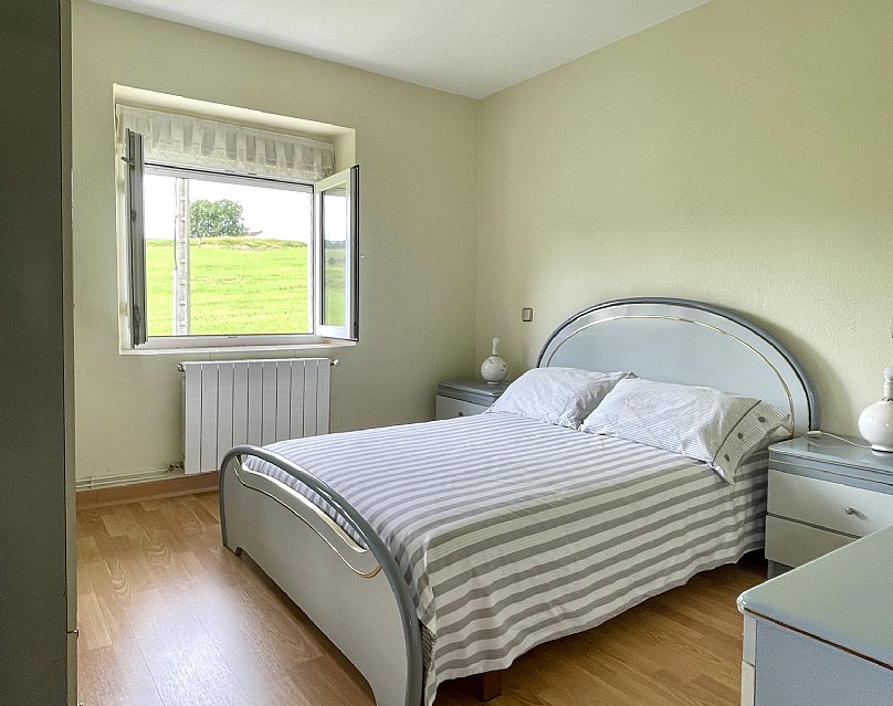 Chalet independiente con garaje y gran parcela en perfecto estado para entrar a vivir