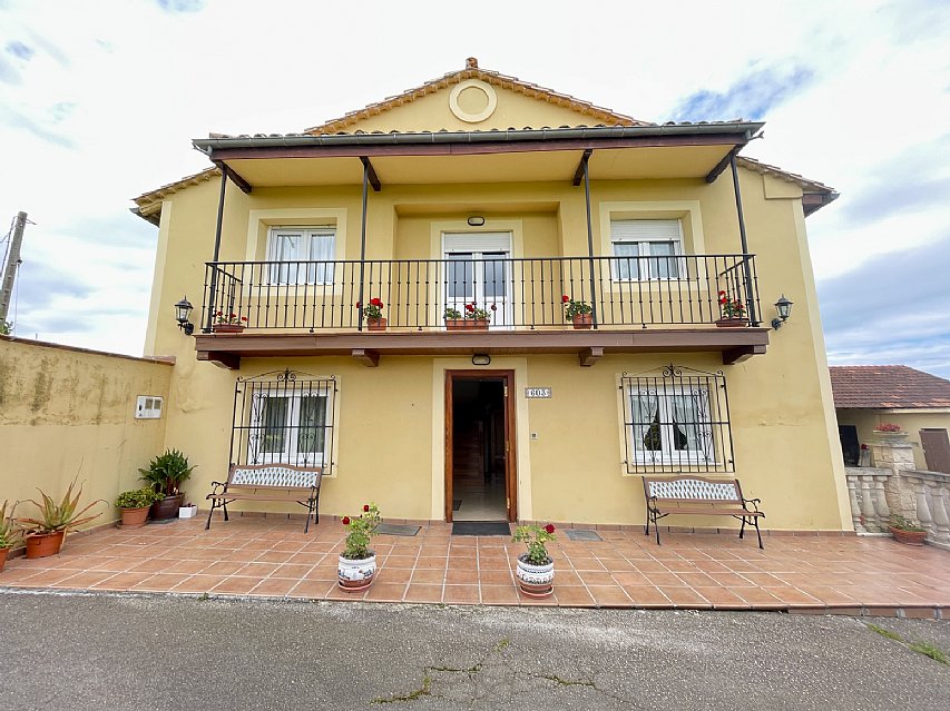 Chalet independiente con garaje y gran parcela en perfecto estado para entrar a vivir