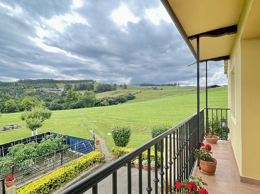 Chalet independiente con garaje y gran parcela en perfecto estado para entrar a vivir