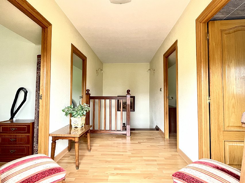 Chalet independiente con garaje y gran parcela en perfecto estado para entrar a vivir