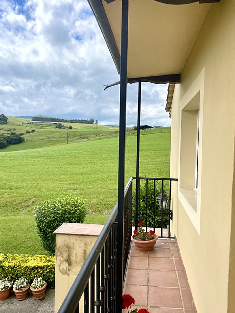 Chalet independiente con garaje y gran parcela en perfecto estado para entrar a vivir