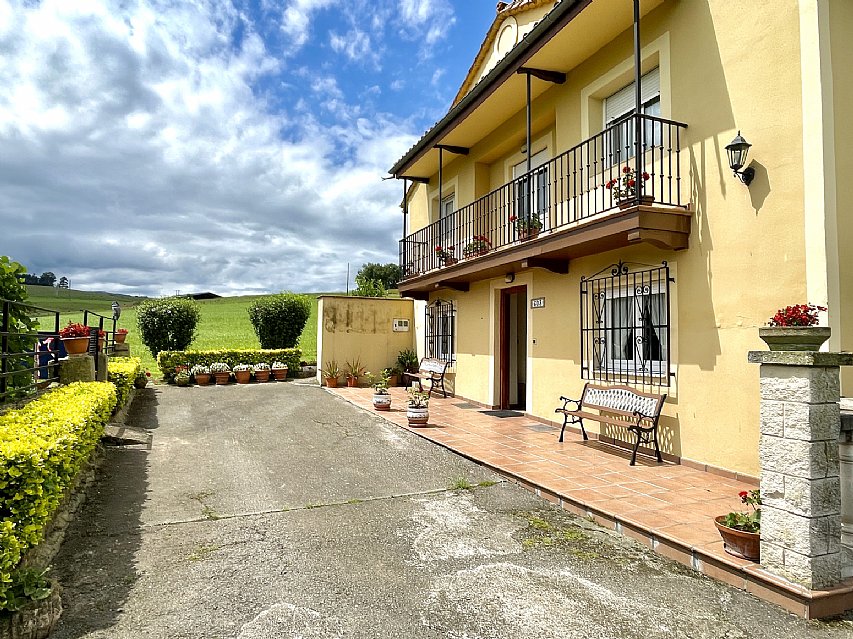 Chalet independiente con garaje y gran parcela en perfecto estado para entrar a vivir