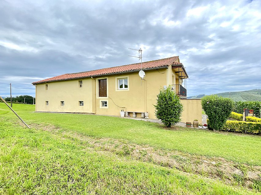 Chalet independiente con garaje y gran parcela en perfecto estado para entrar a vivir