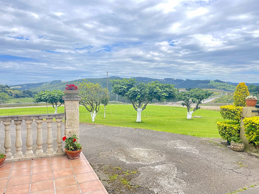 Chalet independiente con garaje y gran parcela en perfecto estado para entrar a vivir