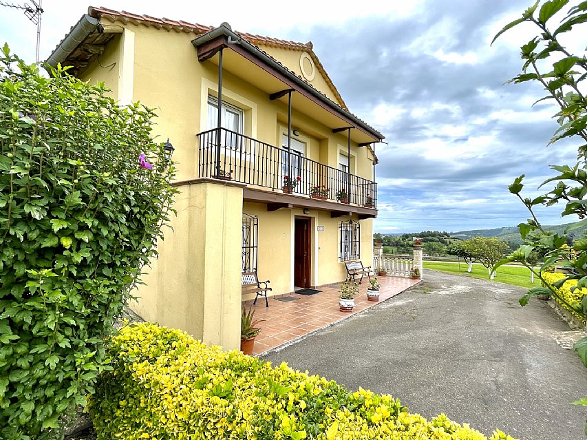 Chalet independiente con garaje y gran parcela en perfecto estado para entrar a vivir