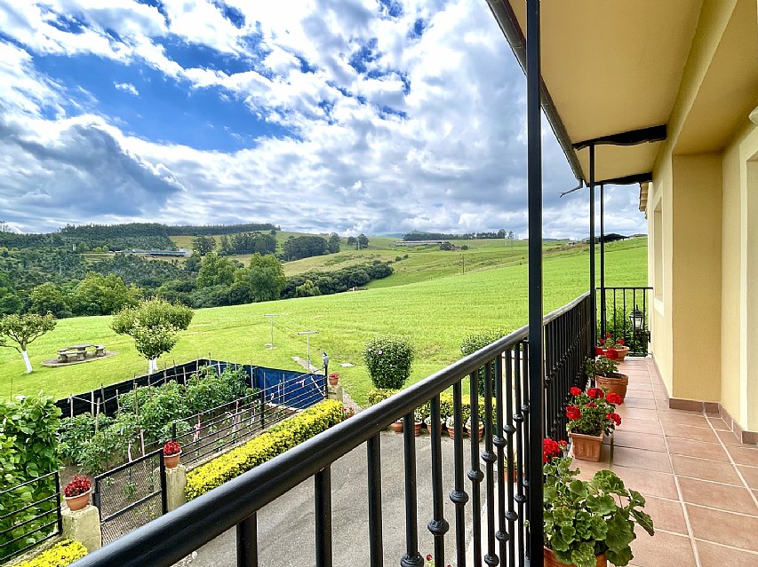 Chalet independiente con garaje y gran parcela en perfecto estado para entrar a vivir