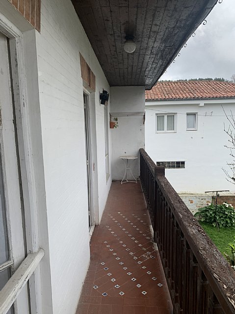 Casa indiviual de dos plantas con jardín en Barreda