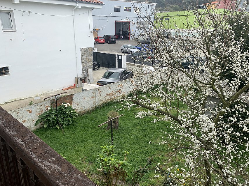 Casa indiviual de dos plantas con jardín en Barreda