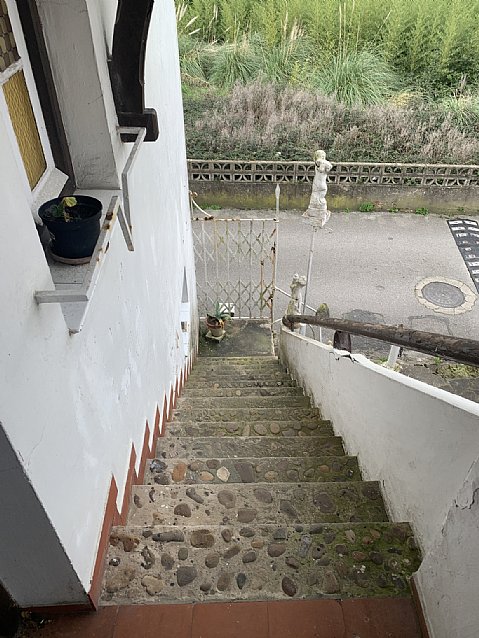 Casa indiviual de dos plantas con jardín en Barreda